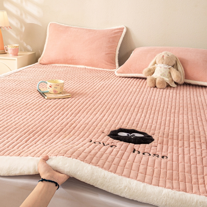 91家纺网 家纺一手货源 找家纺 梦初语 2025新款纯色牛奶绒贴布绣床垫褥冬季加绒加厚防滑学生宿舍 -直播爆款（面料17 小煤球-玉