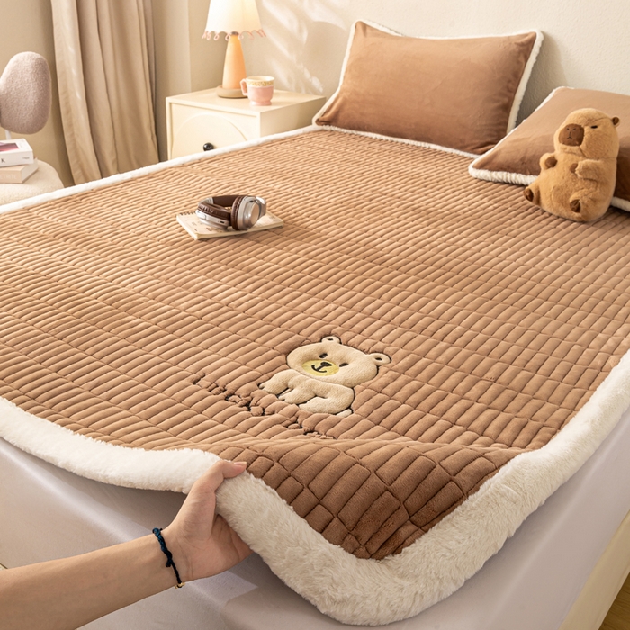 91家纺网 家纺一手货源 找家纺 梦初语 2025新款纯色牛奶绒贴布绣床垫褥冬季加绒加厚防滑学生宿舍 -直播爆款（面料17 维尼-棕