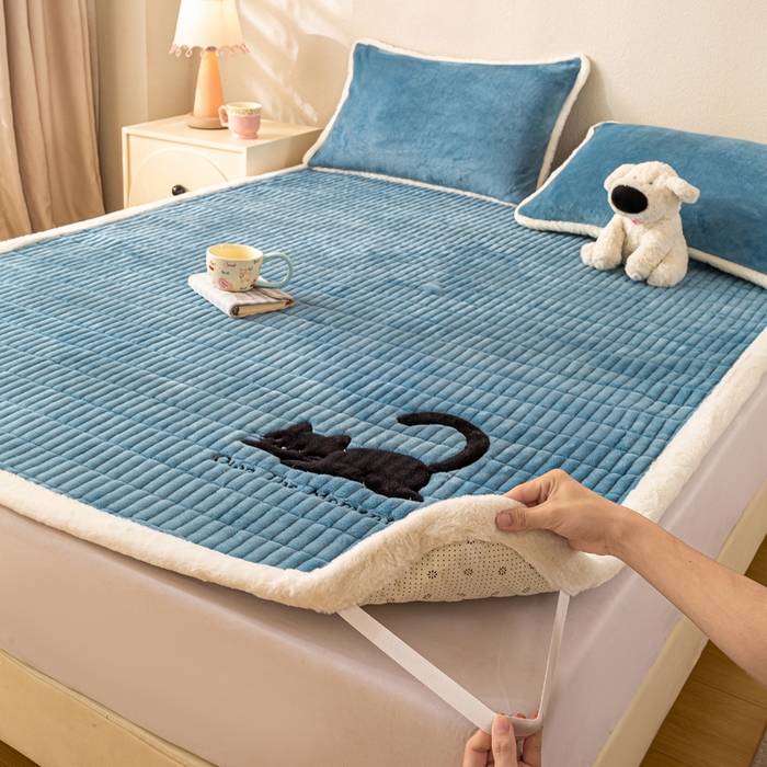 91家纺网 家纺一手货源 找家纺 梦初语 2025新款纯色牛奶绒贴布绣床垫褥冬季加绒加厚防滑学生宿舍 -直播爆款（面料17 猫咪-兰