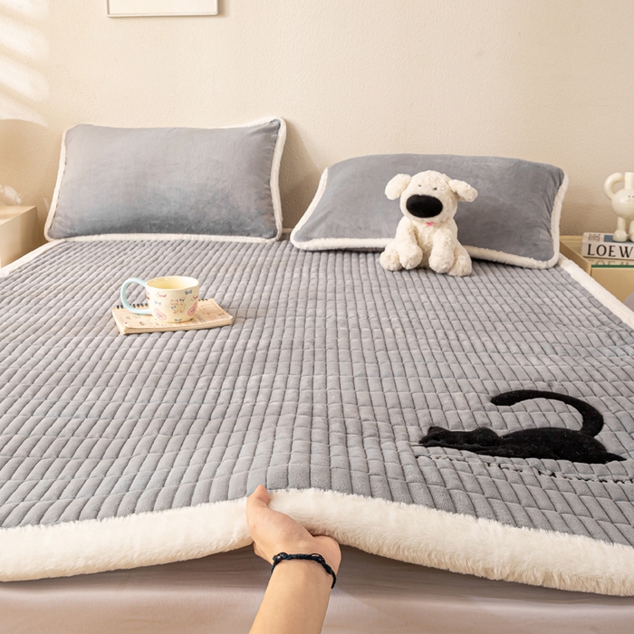 91家纺网 家纺一手货源 找家纺 梦初语 2025新款纯色牛奶绒贴布绣床垫褥冬季加绒加厚防滑学生宿舍 -直播爆款（面料17 猫咪-灰