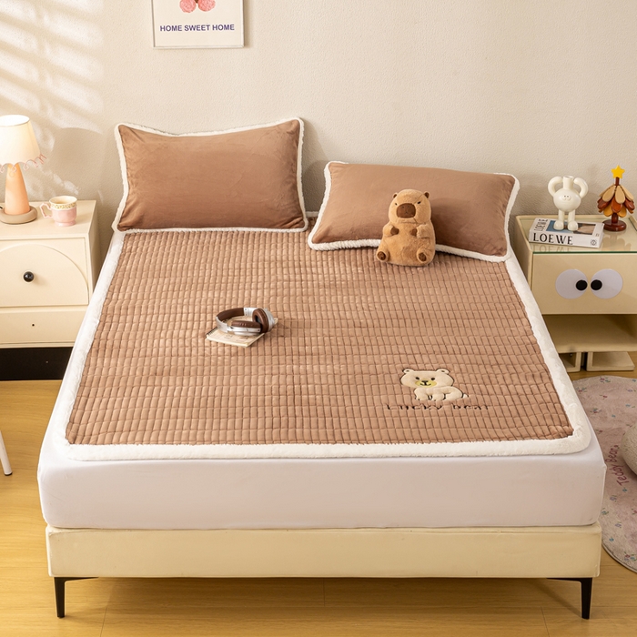 91家纺网 家纺一手货源 找家纺 梦初语 2025新款纯色牛奶绒贴布绣床垫褥冬季加绒加厚防滑学生宿舍 -直播爆款（面料17 维尼-棕