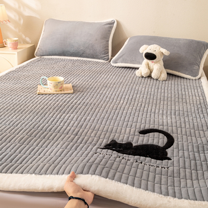 91家纺网 家纺一手货源 找家纺 梦初语 2025新款纯色牛奶绒贴布绣床垫褥冬季加绒加厚防滑学生宿舍 -直播爆款（面料17 猫咪-灰