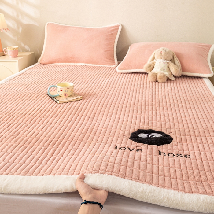 91家纺网 家纺一手货源 找家纺 梦初语 2025新款纯色牛奶绒贴布绣床垫褥冬季加绒加厚防滑学生宿舍 -直播爆款（面料17 小煤球-玉