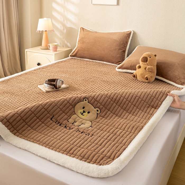 91家纺网 家纺一手货源 找家纺 梦初语 2025新款纯色牛奶绒贴布绣床垫褥冬季加绒加厚防滑学生宿舍 -直播爆款（面料17 维尼-棕