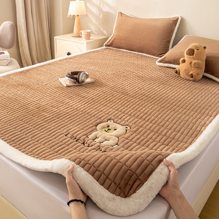 91家纺网 家纺一手货源 找家纺 梦初语 2025新款纯色牛奶绒贴布绣床垫褥冬季加绒加厚防滑学生宿舍 -直播爆款（面料17 维尼-棕