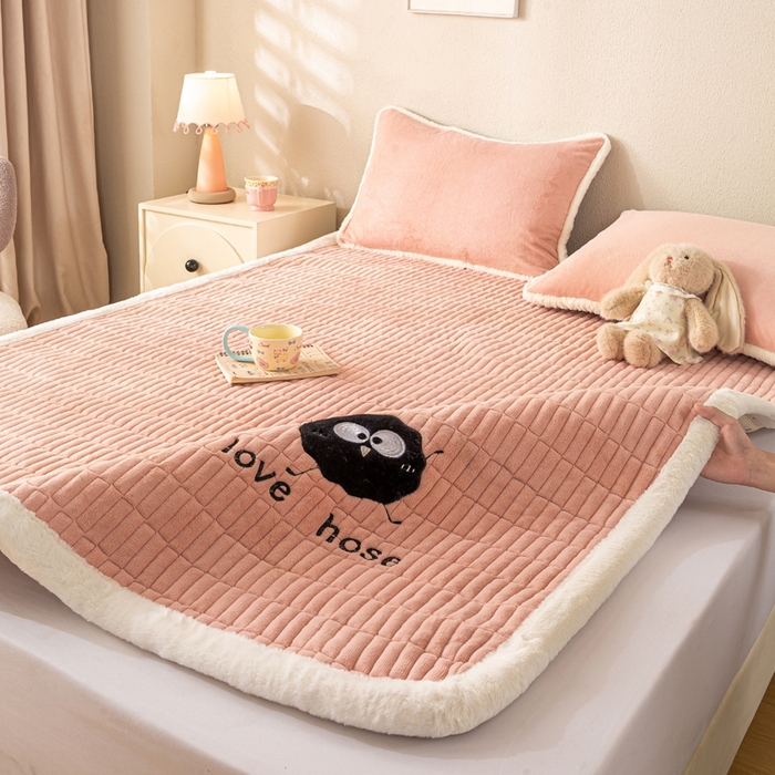 91家纺网 家纺一手货源 找家纺 梦初语 2025新款纯色牛奶绒贴布绣床垫褥冬季加绒加厚防滑学生宿舍 -直播爆款（面料17 小煤球-玉