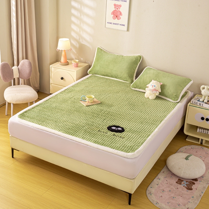 91家纺网 家纺一手货源 找家纺 梦初语 2025新款纯色牛奶绒贴布绣床垫褥冬季加绒加厚防滑学生宿舍 -直播爆款（面料17 小煤球-绿