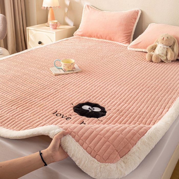 91家纺网 家纺一手货源 找家纺 梦初语 2025新款纯色牛奶绒贴布绣床垫褥冬季加绒加厚防滑学生宿舍 -直播爆款（面料17 小煤球-玉