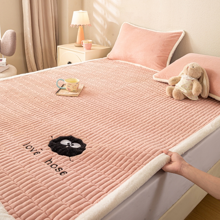 91家纺网 家纺一手货源 找家纺 梦初语 2025新款纯色牛奶绒贴布绣床垫褥冬季加绒加厚防滑学生宿舍 -直播爆款（面料17 小煤球-玉