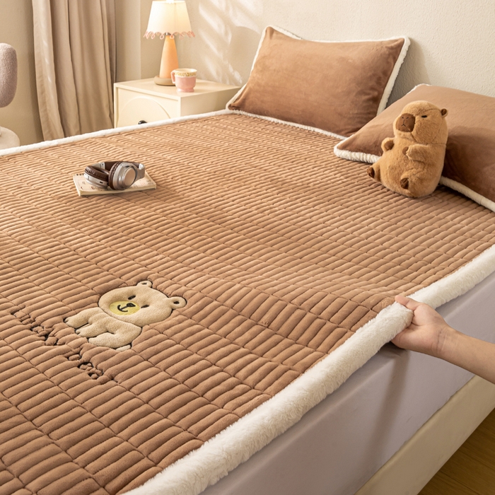 91家纺网 家纺一手货源 找家纺 梦初语 2025新款纯色牛奶绒贴布绣床垫褥冬季加绒加厚防滑学生宿舍 -直播爆款（面料17 维尼-棕