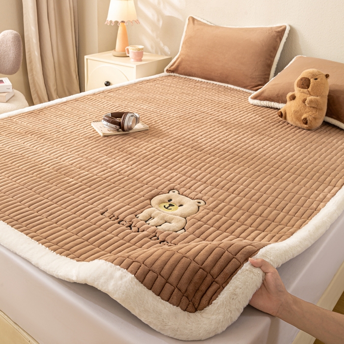 91家纺网 家纺一手货源 找家纺 梦初语 2025新款纯色牛奶绒贴布绣床垫褥冬季加绒加厚防滑学生宿舍 -直播爆款（面料17 维尼-棕