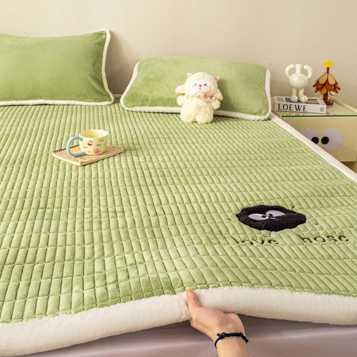 91家纺网 家纺一手货源 找家纺 梦初语 2025新款纯色牛奶绒贴布绣床垫褥冬季加绒加厚防滑学生宿舍 -直播爆款（面料17 小煤球-绿