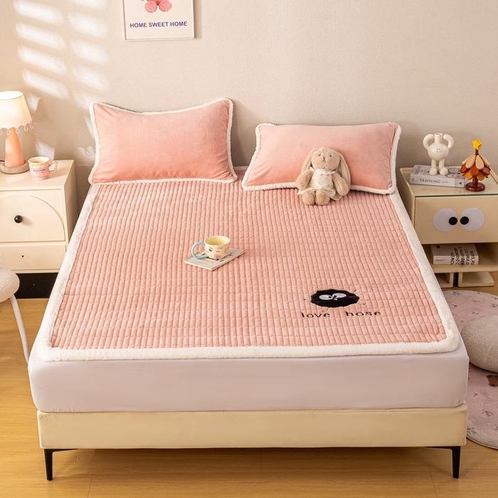 91家纺网 家纺一手货源 找家纺 梦初语 2025新款纯色牛奶绒贴布绣床垫褥冬季加绒加厚防滑学生宿舍 -直播爆款（面料17 小煤球-玉