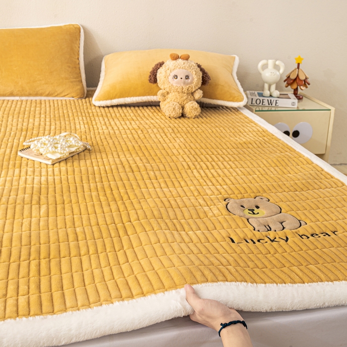 91家纺网 家纺一手货源 找家纺 梦初语 2025新款纯色牛奶绒贴布绣床垫褥冬季加绒加厚防滑学生宿舍 -直播爆款（面料17 维尼-咖