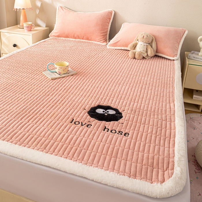 91家纺网 家纺一手货源 找家纺 梦初语 2025新款纯色牛奶绒贴布绣床垫褥冬季加绒加厚防滑学生宿舍 -直播爆款（面料17 小煤球-玉