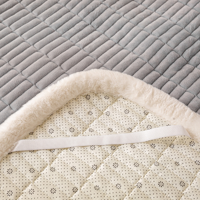 91家纺网 家纺一手货源 找家纺 梦初语 2025新款纯色牛奶绒贴布绣床垫褥冬季加绒加厚防滑学生宿舍 -直播爆款（面料17 猫咪-灰