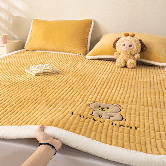 91家纺网 家纺一手货源 找家纺 梦初语 2025新款纯色牛奶绒贴布绣床垫褥冬季加绒加厚防滑学生宿舍 -直播爆款（面料17 维尼-咖