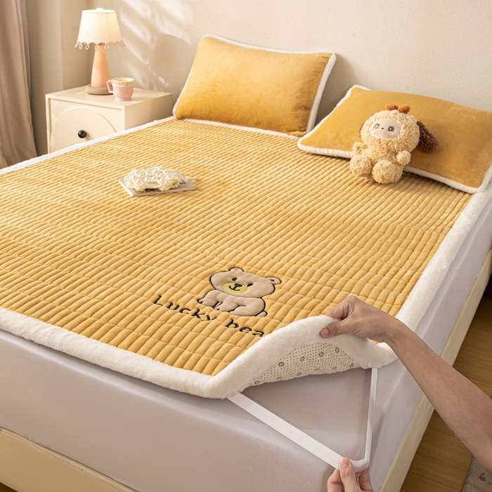 91家纺网 家纺一手货源 找家纺 梦初语 2025新款纯色牛奶绒贴布绣床垫褥冬季加绒加厚防滑学生宿舍 -直播爆款（面料17 维尼-咖