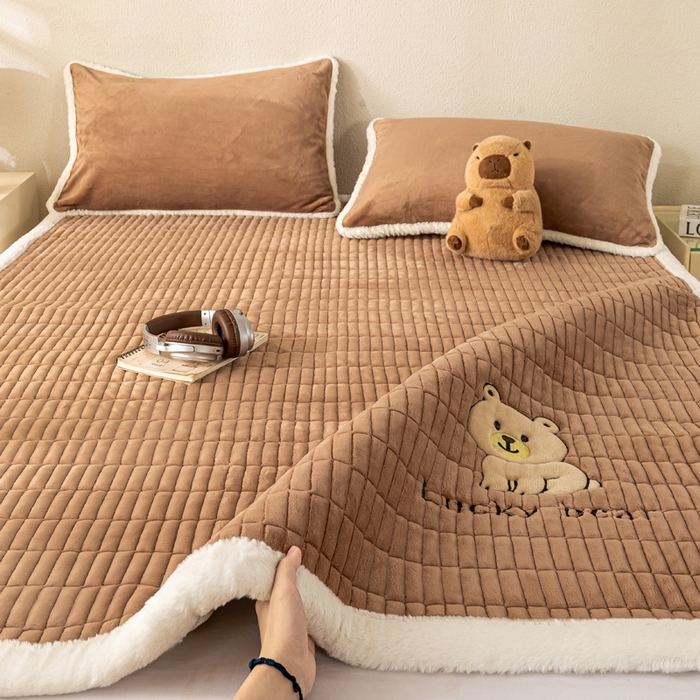 91家纺网 家纺一手货源 找家纺 梦初语 2025新款纯色牛奶绒贴布绣床垫褥冬季加绒加厚防滑学生宿舍 -直播爆款（面料17 维尼-棕