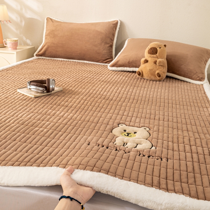 91家纺网 家纺一手货源 找家纺 梦初语 2025新款纯色牛奶绒贴布绣床垫褥冬季加绒加厚防滑学生宿舍 -直播爆款（面料17 维尼-棕