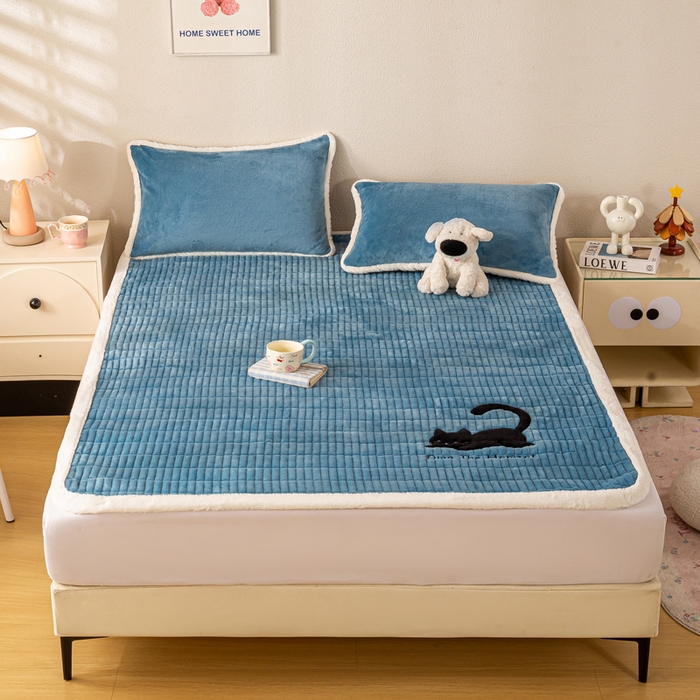 91家纺网 家纺一手货源 找家纺 梦初语 2025新款纯色牛奶绒贴布绣床垫褥冬季加绒加厚防滑学生宿舍 -直播爆款（面料17 猫咪-兰