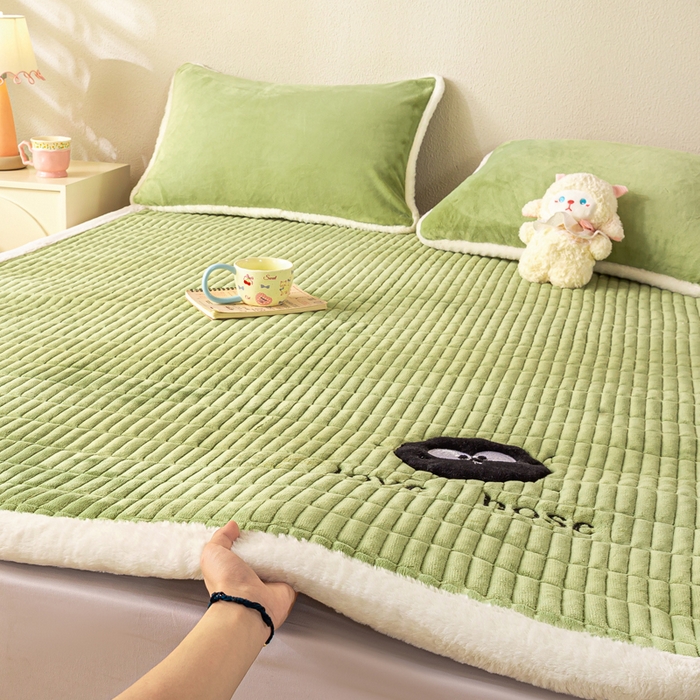 91家纺网 家纺一手货源 找家纺 梦初语 2025新款纯色牛奶绒贴布绣床垫褥冬季加绒加厚防滑学生宿舍 -直播爆款（面料17 小煤球-绿