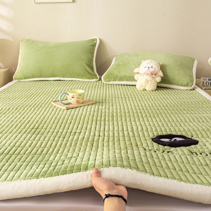 91家纺网 家纺一手货源 找家纺 梦初语 2025新款纯色牛奶绒贴布绣床垫褥冬季加绒加厚防滑学生宿舍 -直播爆款（面料17 小煤球-绿