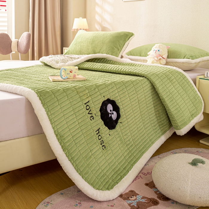 91家纺网 家纺一手货源 找家纺 梦初语 2025新款纯色牛奶绒贴布绣床垫褥冬季加绒加厚防滑学生宿舍 -直播爆款（面料17 小煤球-绿