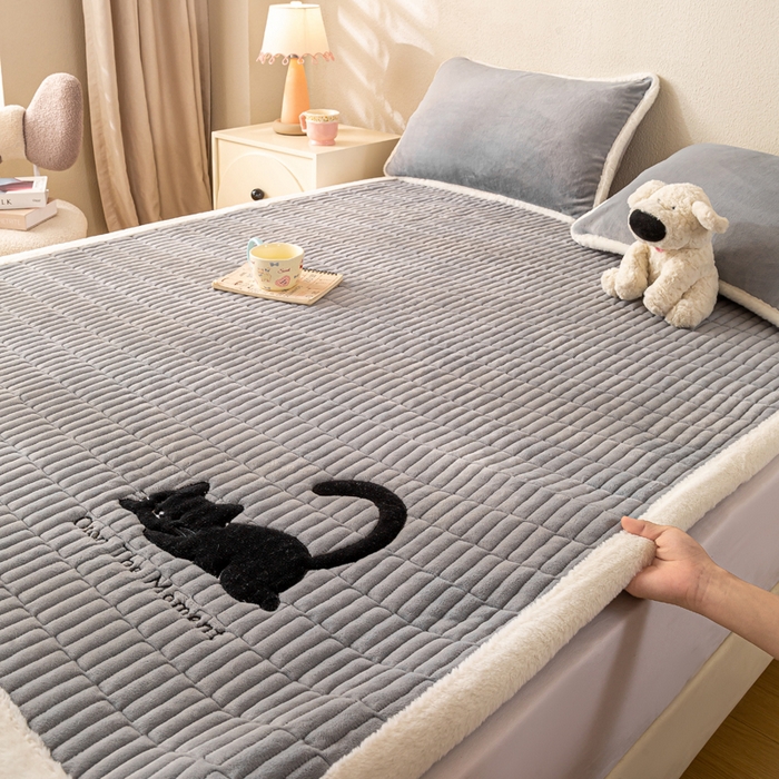 91家纺网 家纺一手货源 找家纺 梦初语 2025新款纯色牛奶绒贴布绣床垫褥冬季加绒加厚防滑学生宿舍 -直播爆款（面料17 猫咪-灰