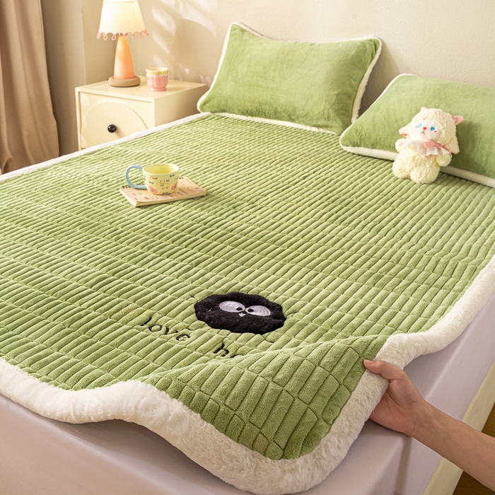 91家纺网 家纺一手货源 找家纺 梦初语 2025新款纯色牛奶绒贴布绣床垫褥冬季加绒加厚防滑学生宿舍 -直播爆款（面料17 小煤球-绿