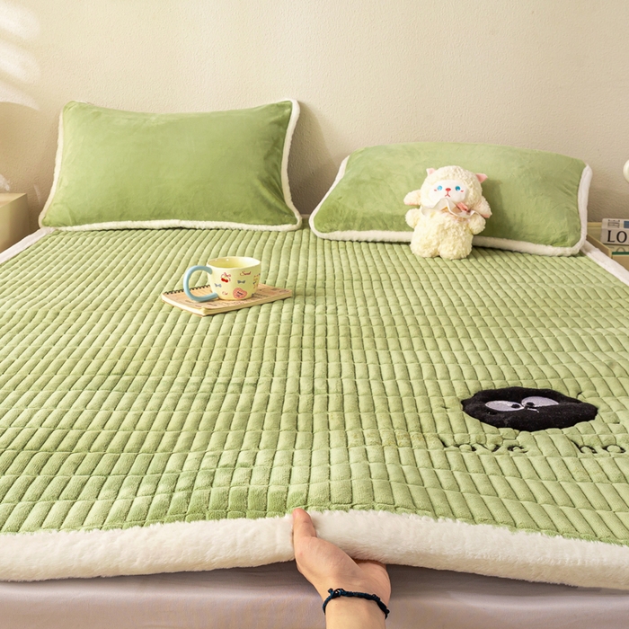 91家纺网 家纺一手货源 找家纺 梦初语 2025新款纯色牛奶绒贴布绣床垫褥冬季加绒加厚防滑学生宿舍 -直播爆款（面料17 小煤球-绿