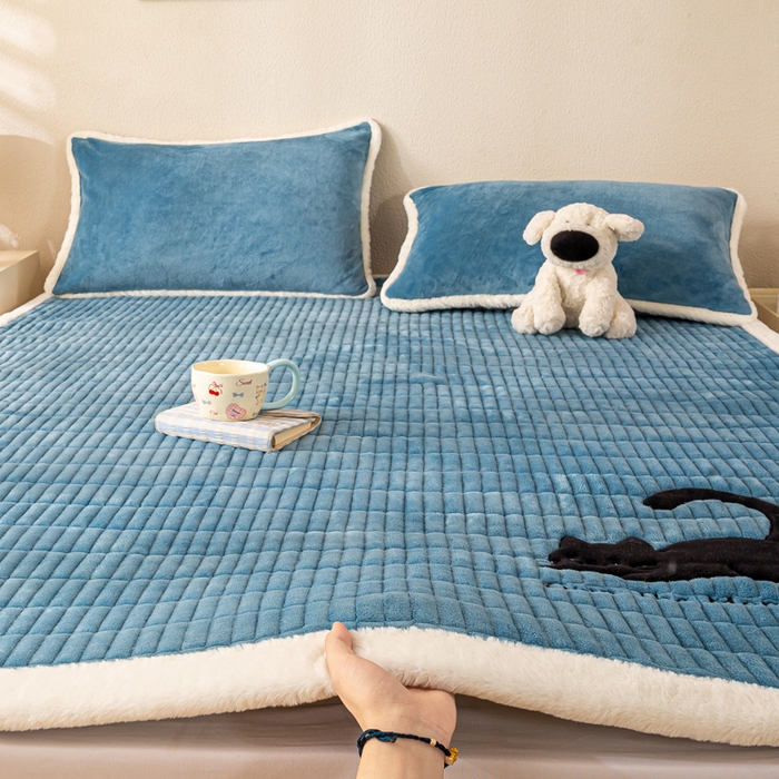 91家纺网 家纺一手货源 找家纺 梦初语 2025新款纯色牛奶绒贴布绣床垫褥冬季加绒加厚防滑学生宿舍 -直播爆款（面料17 猫咪-兰