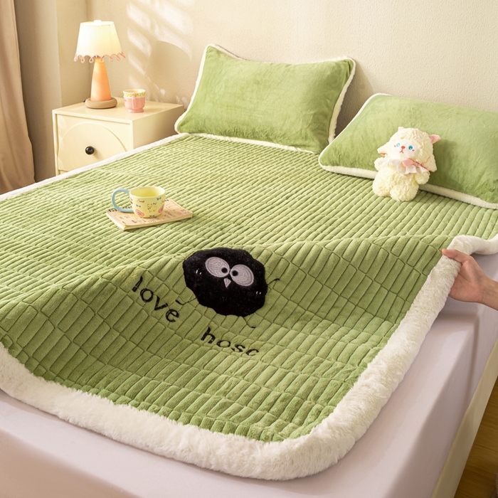 91家纺网 家纺一手货源 找家纺 梦初语 2025新款纯色牛奶绒贴布绣床垫褥冬季加绒加厚防滑学生宿舍 -直播爆款（面料17 小煤球-绿