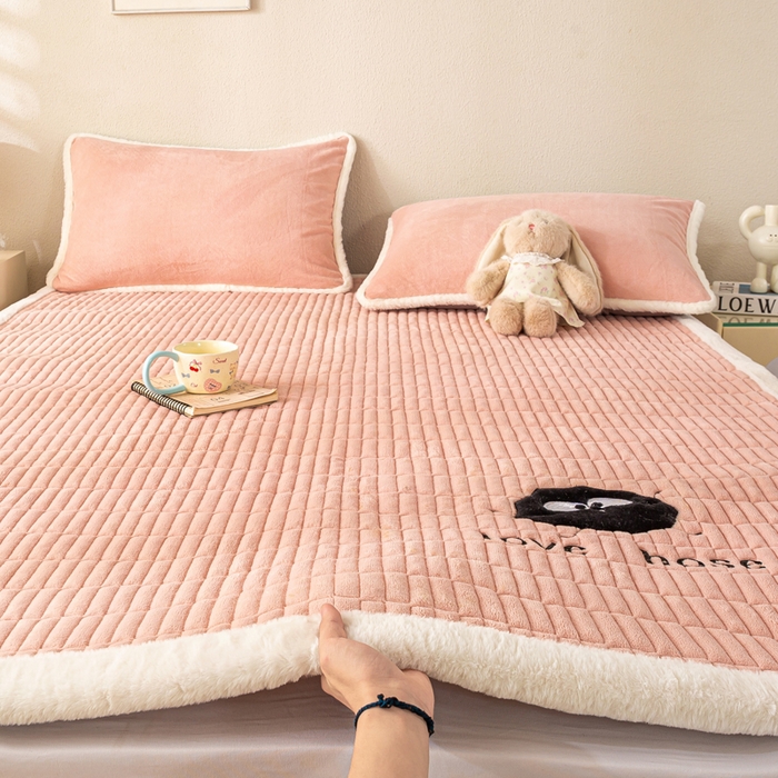 91家纺网 家纺一手货源 找家纺 梦初语 2025新款纯色牛奶绒贴布绣床垫褥冬季加绒加厚防滑学生宿舍 -直播爆款（面料17 小煤球-玉
