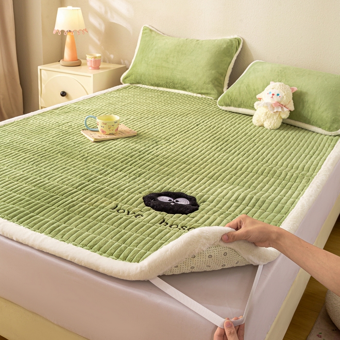 91家纺网 家纺一手货源 找家纺 梦初语 2025新款纯色牛奶绒贴布绣床垫褥冬季加绒加厚防滑学生宿舍 -直播爆款（面料17 小煤球-绿