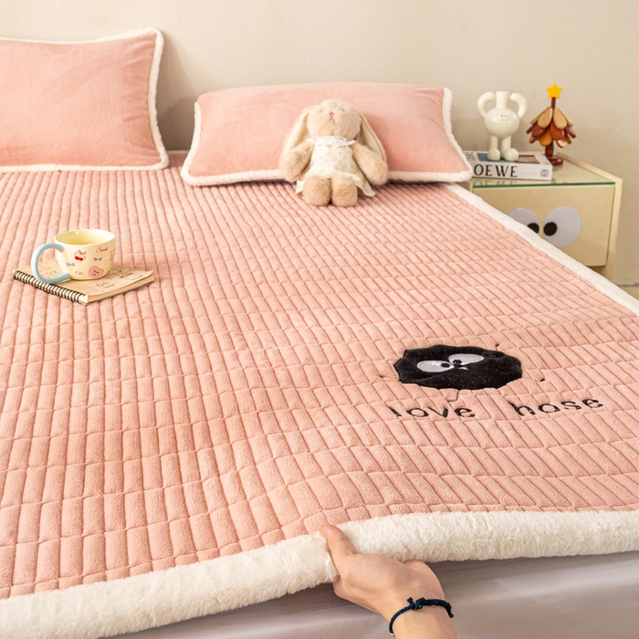 91家纺网 家纺一手货源 找家纺 梦初语 2025新款纯色牛奶绒贴布绣床垫褥冬季加绒加厚防滑学生宿舍 -直播爆款（面料17 小煤球-玉