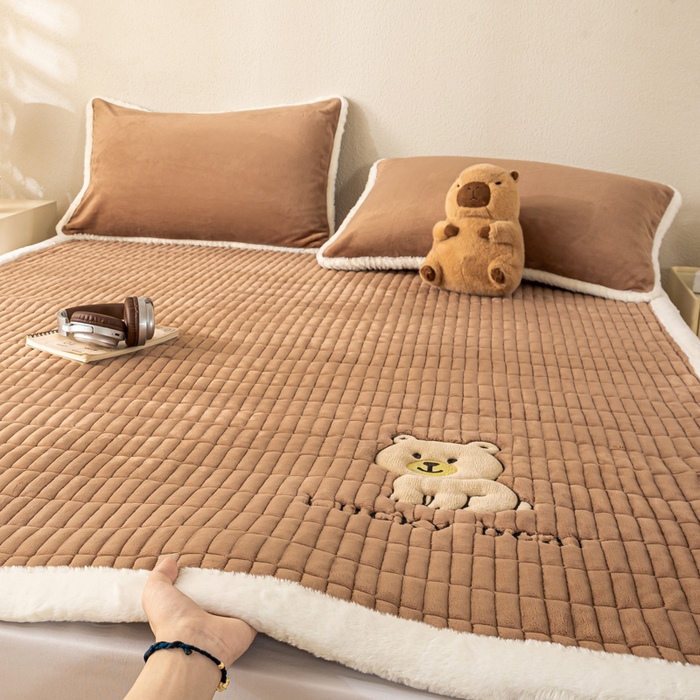 91家纺网 家纺一手货源 找家纺 梦初语 2025新款纯色牛奶绒贴布绣床垫褥冬季加绒加厚防滑学生宿舍 -直播爆款（面料17 维尼-棕