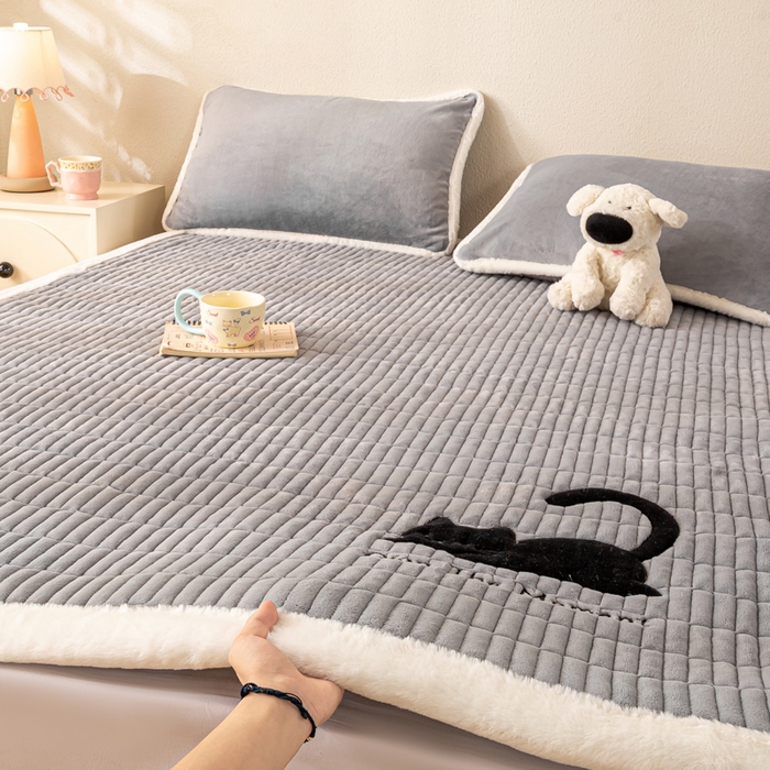 91家纺网 家纺一手货源 找家纺 梦初语 2025新款纯色牛奶绒贴布绣床垫褥冬季加绒加厚防滑学生宿舍 -直播爆款（面料17 猫咪-灰