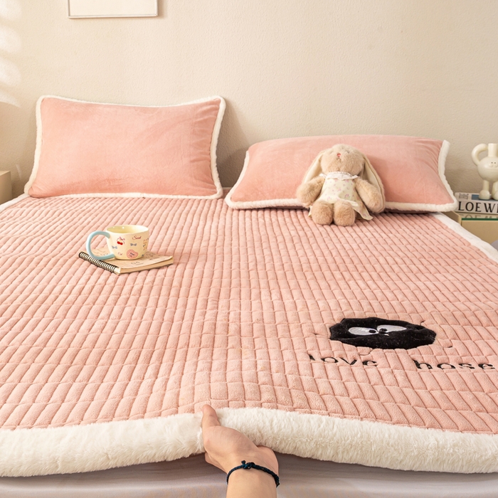 91家纺网 家纺一手货源 找家纺 梦初语 2025新款纯色牛奶绒贴布绣床垫褥冬季加绒加厚防滑学生宿舍 -直播爆款（面料17 小煤球-玉