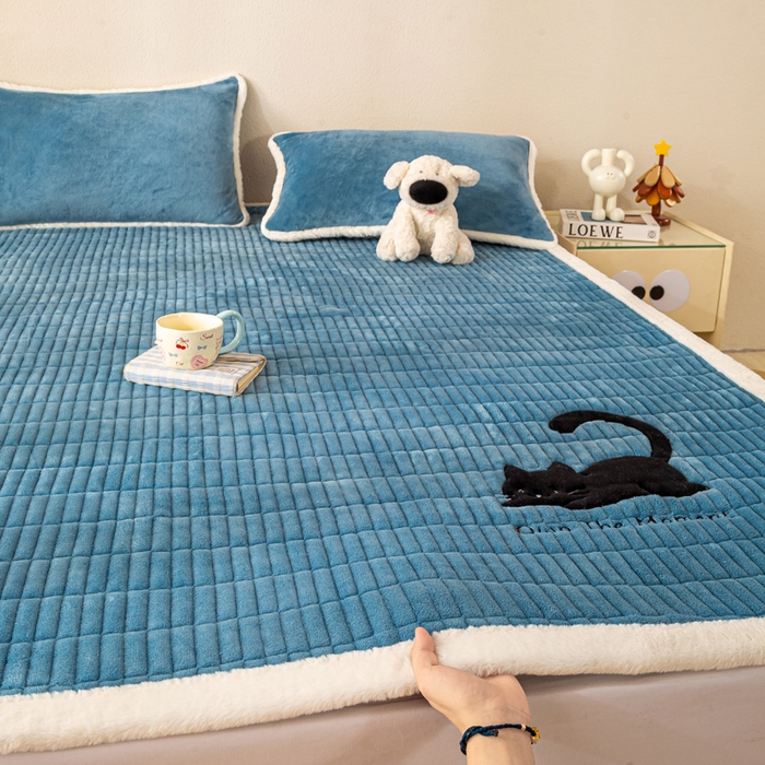 91家纺网 家纺一手货源 找家纺 梦初语 2025新款纯色牛奶绒贴布绣床垫褥冬季加绒加厚防滑学生宿舍 -直播爆款（面料17 猫咪-兰