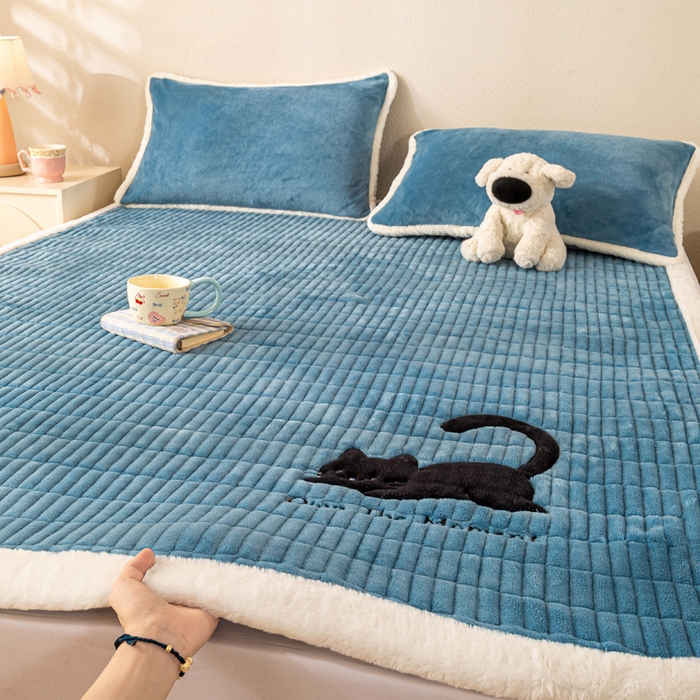 91家纺网 家纺一手货源 找家纺 梦初语 2025新款纯色牛奶绒贴布绣床垫褥冬季加绒加厚防滑学生宿舍 -直播爆款（面料17 猫咪-兰