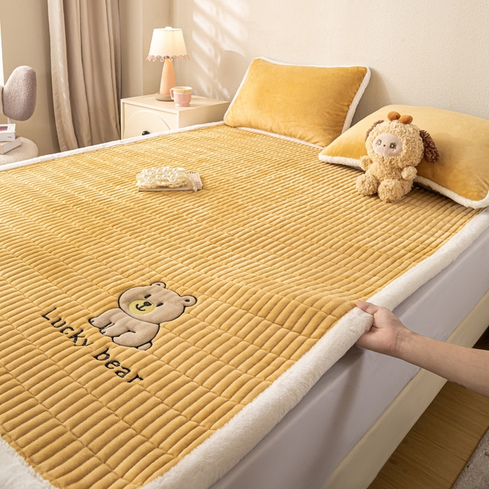 91家纺网 家纺一手货源 找家纺 梦初语 2025新款纯色牛奶绒贴布绣床垫褥冬季加绒加厚防滑学生宿舍 -直播爆款（面料17 维尼-咖