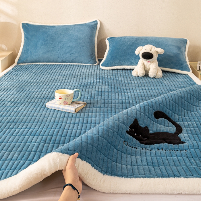 91家纺网 家纺一手货源 找家纺 梦初语 2025新款纯色牛奶绒贴布绣床垫褥冬季加绒加厚防滑学生宿舍 -直播爆款（面料17 猫咪-兰