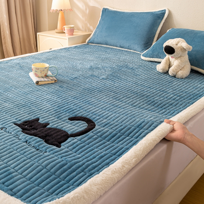 91家纺网 家纺一手货源 找家纺 梦初语 2025新款纯色牛奶绒贴布绣床垫褥冬季加绒加厚防滑学生宿舍 -直播爆款（面料17 猫咪-兰