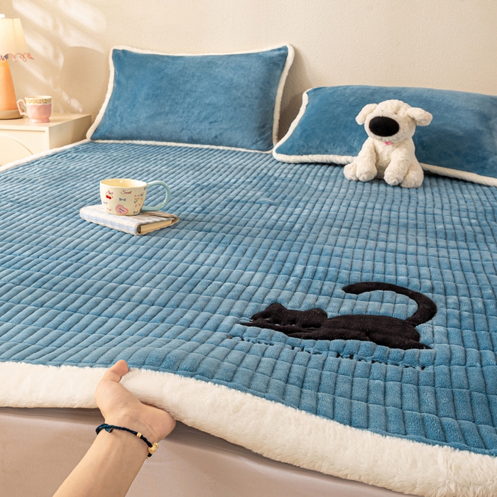 91家纺网 家纺一手货源 找家纺 梦初语 2025新款纯色牛奶绒贴布绣床垫褥冬季加绒加厚防滑学生宿舍 -直播爆款（面料17 猫咪-兰