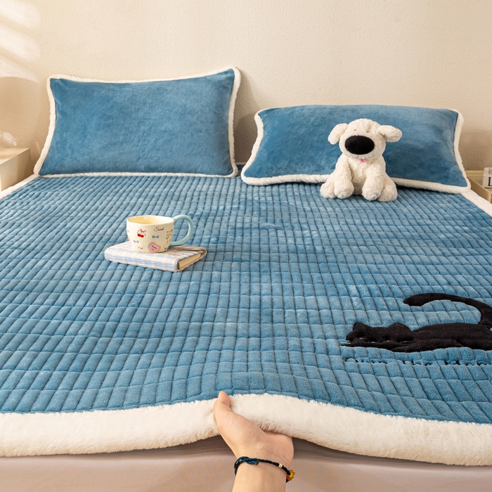 91家纺网 家纺一手货源 找家纺 梦初语 2025新款纯色牛奶绒贴布绣床垫褥冬季加绒加厚防滑学生宿舍 -直播爆款（面料17 猫咪-兰