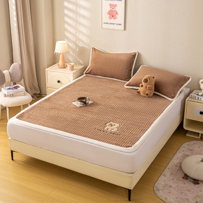 91家纺网 家纺一手货源 找家纺 梦初语 2025新款纯色牛奶绒贴布绣床垫褥冬季加绒加厚防滑学生宿舍 -直播爆款（面料17 维尼-棕