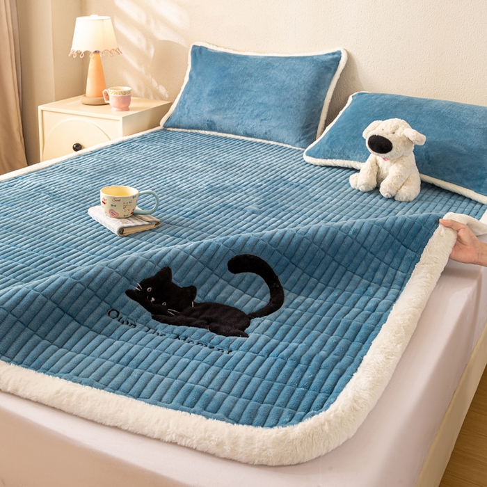 91家纺网 家纺一手货源 找家纺 梦初语 2025新款纯色牛奶绒贴布绣床垫褥冬季加绒加厚防滑学生宿舍 -直播爆款（面料17 猫咪-兰