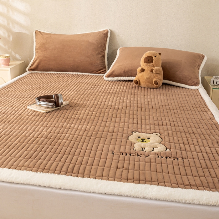 91家纺网 家纺一手货源 找家纺 梦初语 2025新款纯色牛奶绒贴布绣床垫褥冬季加绒加厚防滑学生宿舍 -直播爆款（面料17 维尼-棕