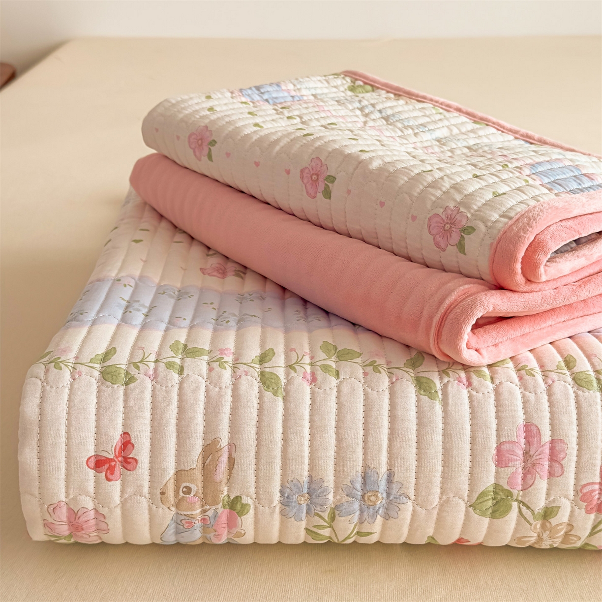 91家纺网 家纺一手货源 找家纺 恒爱家纺 2025新款全棉宝宝绒双拼床盖三件套 海棠兔